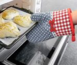 ( ১ পিস ) Cotton Fashion Oven Gloves - Image 2